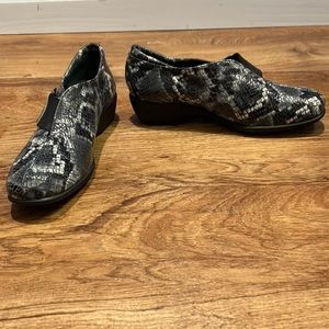 Snakeskin print extra comfortable adjustable Velcro shoes Womens 8.5 mob wife